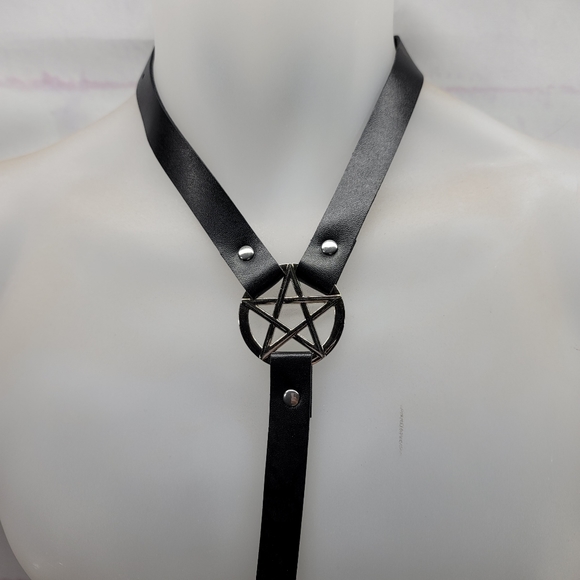 Gothic bondage leather harness/belt - Picture 3 of 6
